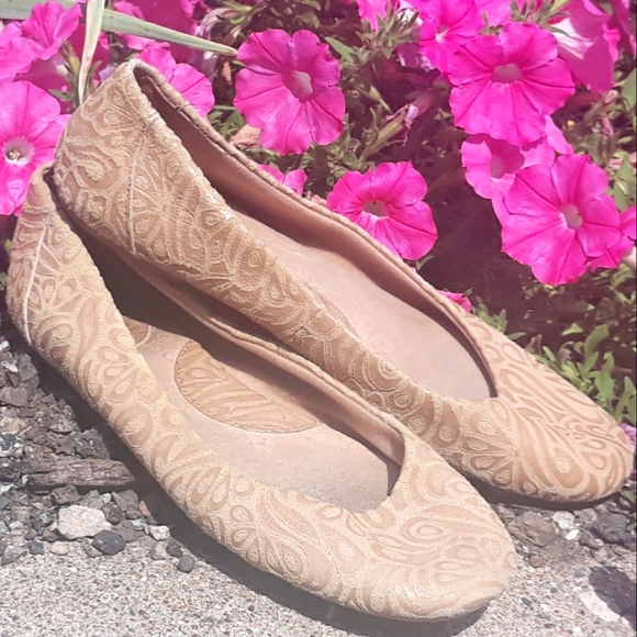 B.O.C. Born Concept Floral Tooled Leather Ballet Flats - Size 8 1/2 Tan - Picture 2 of 12